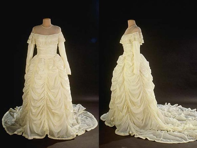 abito da sposa realizzato con il paracadute